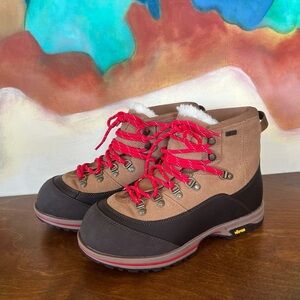 UGG Waterproof Hiking Boots – Shearling Lined Vibram Sole – Women’s 7